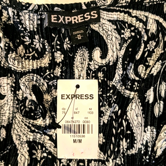 Cold shoulder top. - Picture 4 of 4